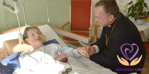 Landesbischof Christian Kopp bei seinem besuch im Hospiz Mögeldorf , © elkb/Thomas Tjiang 