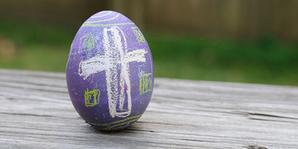 Violettes Osterei mit Kreuz , ©  iStock-plherrera