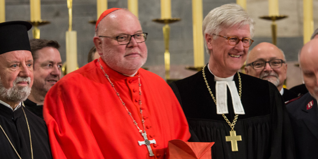 Kardinal Reinhard Marx und Landesbischof Heinrich Bedford-Strohm (links: Erzpriester Apostolos Malamoussis der Griechisch-orthodoxen Kirche) 