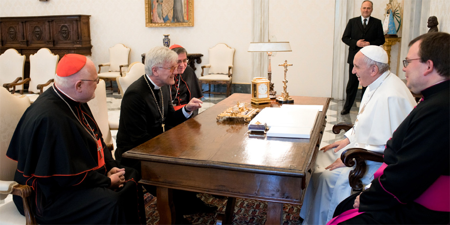 Begegnung zwischen der EKD-Delegation, Kardinal Reinhard Marx und Papst Franziskus,© Osservatore Romano / Agenzia Romano Siciliani / KNA