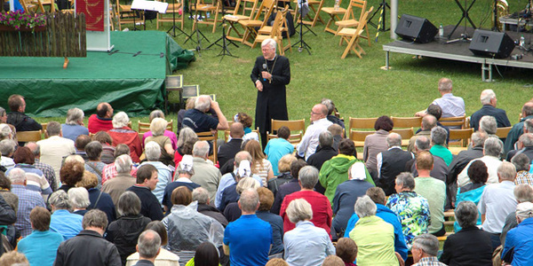 Landesbischof Heinrich Bedford-Strohm beantwortet auf dem Hesselberg die Fragen des Publikums., © Hartmut Assel